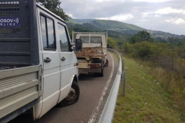 NASTAVLJAJU SE PROVOKACIJE NA JARINJU: Isečene gume srpskih kamiona, građani tvrde da su počinioci specijalci Rosu! (FOTO)