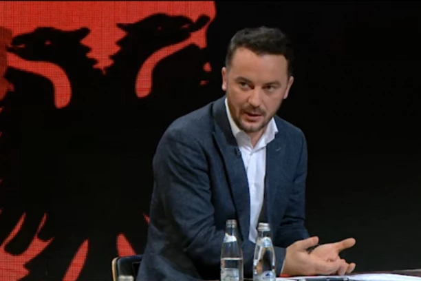 IZLEPILI NALEPNICE KM NA VLADINA SLUŽBENA VOZILA! Protest SDP ispred vlade lažne države Kosovo!