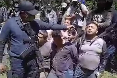 SNIMAK KOJI LEDI KRV U ŽILAMA - POREĐALI 20 LJUDI U LINIJU I REDOM IH UBIJALI! Masovna egzekucija šokirala svet, a nisu je izveli teroristi! (UZNEMIRUJUĆI VIDEO)