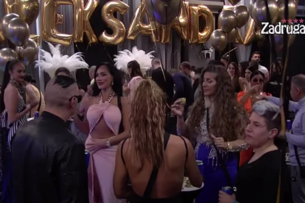 SVI PRŠTI OD LUKSUZA: Aleksandra Subotić slavi 25. rođendan, anđeoska krila, srebrni baloni, sve je KAO BAJKA! (FOTO/VIDEO)