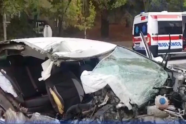 DETALJI STRAVIČNE SAOBRAĆAJKE U USTANIČKOJ! Vozač pri velikoj brzini udario u banderu! ON PREŽIVEO, STRADALI LETELI 20 METARA!