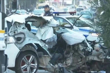 JEZIV SNIMAK TEŠKE SAOBRAĆAJKE U USTANIČKOJ: Tela od siline udarca odletela na drugu stranu ulice! (VIDEO)