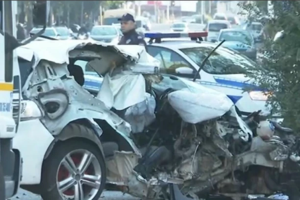 JEZIV SNIMAK TEŠKE SAOBRAĆAJKE U USTANIČKOJ: Tela od siline udarca odletela na drugu stranu ulice! (VIDEO)