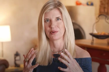 VRATILA SE IZ MRTVIH, PA ISPRIČALA ŠTA SE TAMO DEŠAVA: Videla sam svoje roditelje, a onda sam primila PORUKE! (VIDEO)