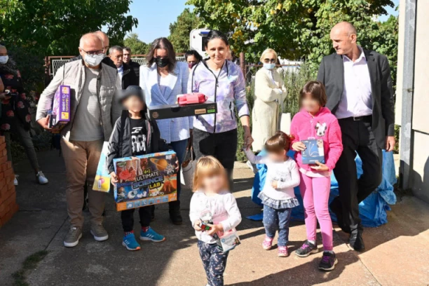 Vesić posetio samohranu majku sa petoro dece i najavio pomoć (FOTO)