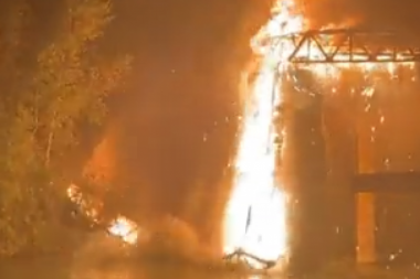 DRAMATIČNE SCENE U RIMU: Vatra progutala čuveni most! POŽAR UNIŠTIO DEO ISTORIJE! (FOTO, VIDEO)