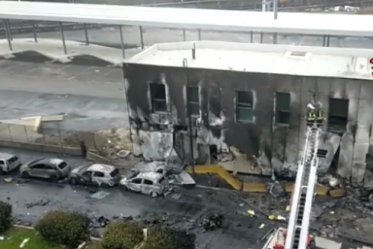 AVION PUN PUTNIKA SE ZABIO U ZGRADU: Poginulo osmoro ljudi među njima i jedno dete (VIDEO)