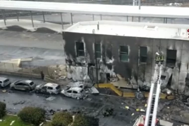 AVION PUN PUTNIKA SE ZABIO U ZGRADU: Poginulo osmoro ljudi među njima i jedno dete (VIDEO)