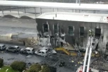 AVION PUN PUTNIKA SE ZABIO U ZGRADU: Poginulo osmoro ljudi među njima i jedno dete (VIDEO)