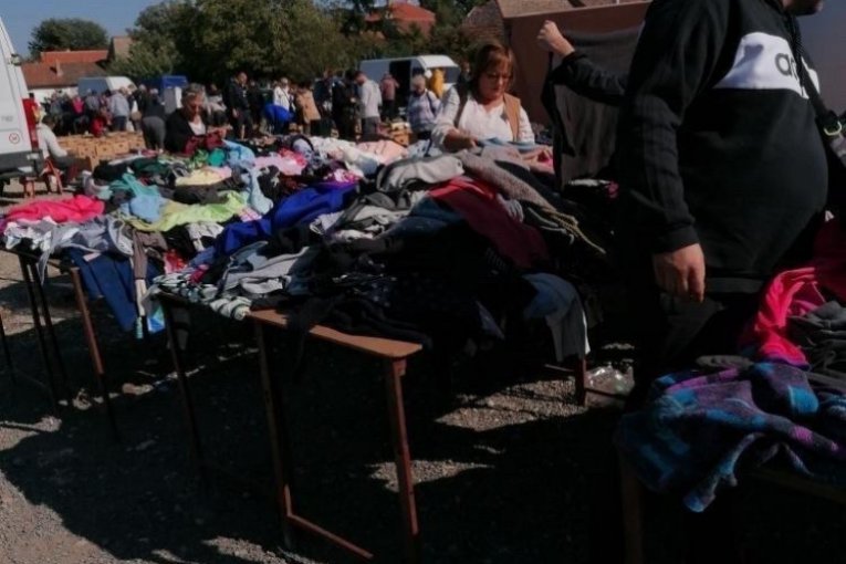 Nadica Zeljković kupuje na buvljaku u Zrenjaninu