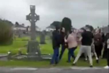 BRUTALNA MAKLJAŽA NA GROBLJU: Pomerili datum sahrane, a onda je nastao haos - morali da ispuste kovčeg kako bi se branili!