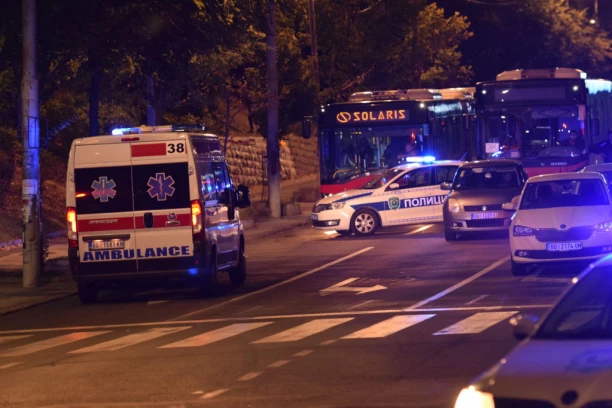 IZBODEN MALOLETNIK NA LABUDOVOM BRDU: Hitna pomoć i policija na licu mesta