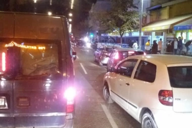 SAOBRAĆAJNA NESREĆA U ZEMUNU KOD "PINOKIJA": Automobil se prevrnuo od siline udarca - vatrogasci i policija na terenu (FOTO)