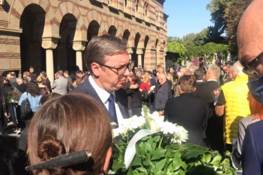 PREDSEDNIK VUČIĆ NIJE MOGAO DA SAKRIJE TUGU NA LICU: Kao sav normalan svet čekao u redu da izjavi saučešće porodici preminulog Tasovca (FOTO/VIDEO)