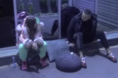 KO SE BIJE TAJ SE VOLI: Car ubacio BUBU u krevet Dalile Dragojević da bi spavao sa njom?! (VIDEO)