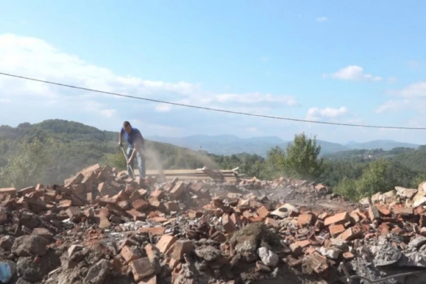 TEŽAK ŽIVOT PORODICE RADOVANOVIĆ: Gradili smo s mukom kuću, a sve se srušilo pred našim očima! (FOTO)