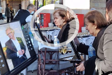 PRIZOR SA SAHRANE IVANA TASOVCA KOJI BOLI: Majka kukala i zapomagala za sinom, ljubila mu sliku sve vreme! (FOTO)