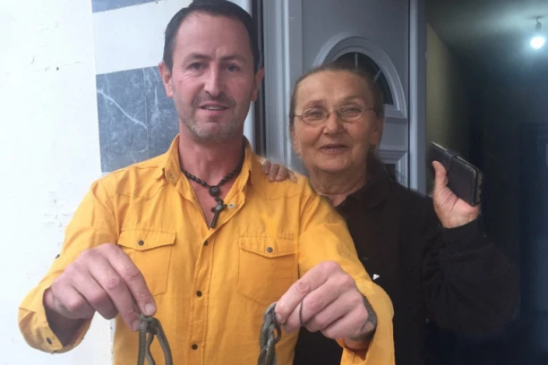 BAKA MIRA GODINAMA ŽIVELA SA ZMIJAMA: Nije znala da su napravile leglo u njenoj sobi(FOTO)