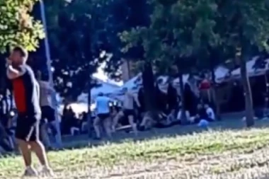 ŠOKANTNO! Pogledajte kako muškarac krvnički bije ženu na plaži! (VIDEO)