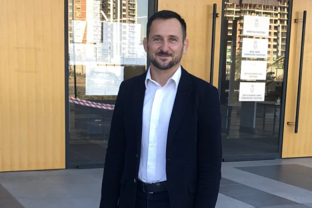 NAJPOZNATIJI SRPSKI ESTRADNI MAKRO MIHAILO MAKSIMOVIĆ PRIZNAO: Devojke su znale šta je njihov posao, bio sam korektan, ni jednu od njih NISAM UDARIO!