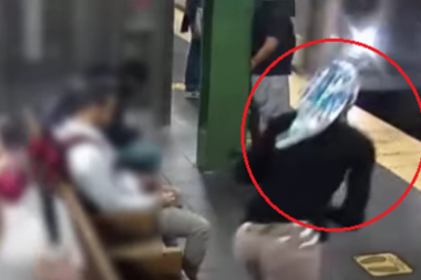 ČEKALA JE PRAVI TRENUTAK! Ludača iz čista mira gurnula nepoznatu devojku pod voz - stravičan snimak iz metro stanice! (VIDEO)
