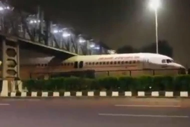 ZASTRAŠUJUĆI INCIDENT - AVION SE ZAGLAVIO ISPOD MOSTA! Nestvarna scena zaprepastila svet, nikome nije jasno kako se ovo dogodilo! (VIDEO)