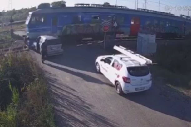 ČOVEK KOGA JE UMALO UBIO VOZ NAPRAVIO SELFI PORED SLUPANOG AUTOMOBILA (FOTO)