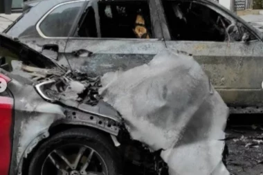 OD AUTOMOBILA SNAJPEROVE LJUBAVNICE OSTALA SAMO OLUPINA: Pogledajte fotografije podmetnutog požara u Novom Sadu (FOTO)