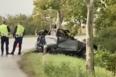 TEŠKA SAOBRAĆAJKA KOD KAĆA: Mladić se kolima zakucao u drvo, stradao na licu mesta (VIDEO)