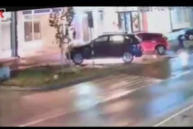 POGLEDAJTE KAKO MUŠKARAC PALI AUTOMOBILE SNAJPEROVE LJUBAVNICE I NJENOG OCA! Devojka nedavno izubijana! (VIDEO)