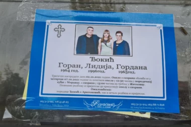 ALEKSINAC SE OPRAŠTA OD ĐOKIĆA!  Ispred menjačnice tri ruže, umrlica na ulazu u zgradu, zastave na pola koplja! (VIDEO/FOTO)