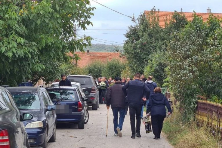 SAHRANA SVIREPO UBIJENE PORODICE ĐOKIĆ DANAS U 13 SATI! Reke ljudi se slivaju ka kući Goranove majke! SVE SE ORI OD LELEKA I KUKNJAVE! (VIDEO/FOTO)