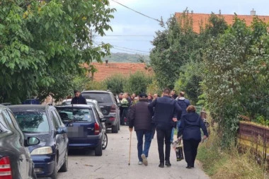 SAHRANA SVIREPO UBIJENE PORODICE ĐOKIĆ DANAS U 13 SATI! Reke ljudi se slivaju ka kući Goranove majke! SVE SE ORI OD LELEKA I KUKNJAVE! (VIDEO/FOTO)