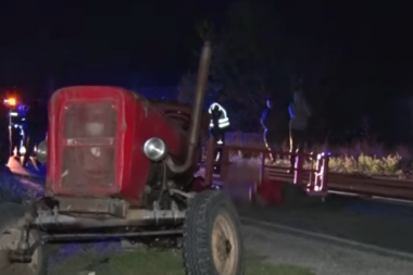 SNIMAK JEZIVE NESREĆE KOD OBRENOVCA: Automobil prepolovio traktor na pola, vozač preminuo na licu mesta (VIDEO)