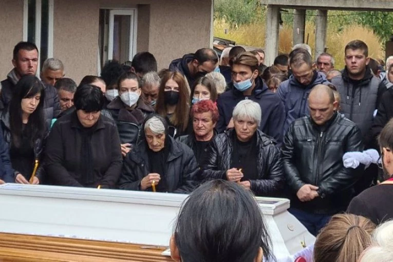 ŠEST SVEŠTENIKA SLUŽI OPELO NESREĆNIM ĐOKIĆIMA! Goranovo majka jedva stoji na nogama! (VIDEO/FOTO)