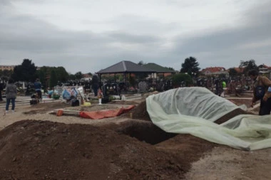 TUGA NA GROBLJU U ŽITKOVCU! Iskopani grobovi za ubijene Đokiće, dosta ljudi čeka povorku da stigne! (FOTO/VIDEO)