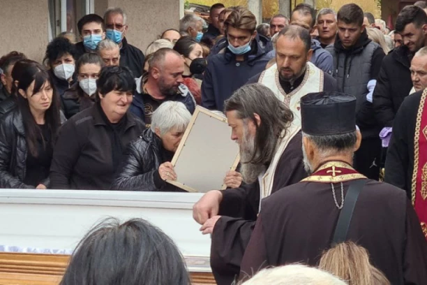 JOJ GORANE, RUŽO MAJKINA! Goranova majka lelekom ispratila kovčege iz dvorišta! SVI PLAČU! (VIDEO/FOTO)
