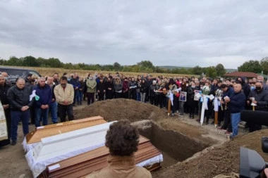 POSMRTNA POVORKA SA KOVČEZIMA UBIJENIH ĐOKIĆA STIGLA NA GROBLJE U ŽITKOVCU! Lidiju sahranjuju u belom! (FOTO)