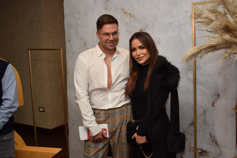 Aleksandra Mladenović na rođendanu kod Stevana Radivojevića