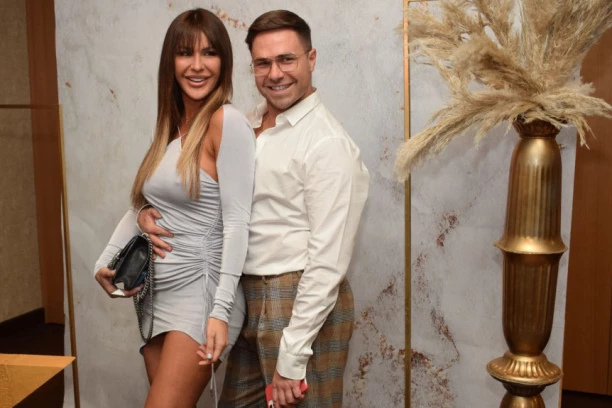 MARINA VISKOVIĆ NA ROĐENDANU KOD STEVANA RADIVOJEVIĆA! Pevačica otkrila šta je donela na poklon, pa se dotakla Milice Pavlović: JA SAM NEOTKRIVENI TALENAT! (FOTO/VIDEO)