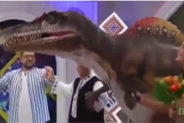 SHOCKING! If you saw a dinosaur dancing the circle dance in the morning program, NO, YOU ARE NOT CRAZY! (VIDEO/PHOTO)