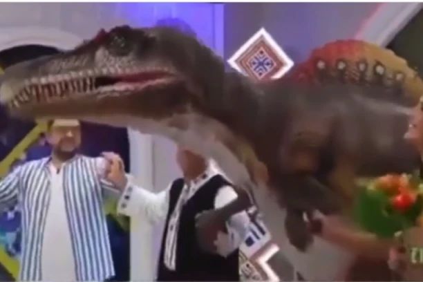 ŠOK! Ako ste u jutarnjem programu videli DINOSAURUSA da igra kolo, NE, NISTE POLUDELI! (VIDEO/FOTO)