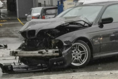 MUZIČAR SE VRAĆAO SA SVIRKE, PA SE ZAKUCAO U AUTOMOBIL KOD KIKINDE! Detalji teške nesreće kod Kikinde: Vatrogasci sekli automobil!