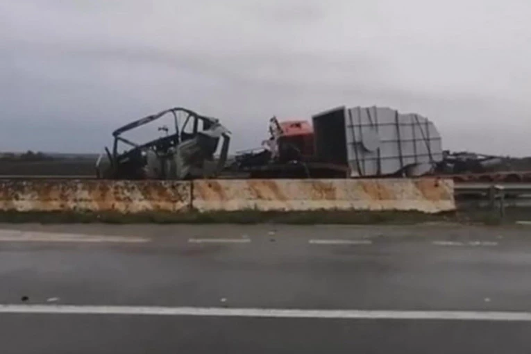 STRAVIČNA NESREĆA NA OSTRUŽNIČKOM MOSTU: Dva kamiona se sudarila pa se zapalila (FOTO)