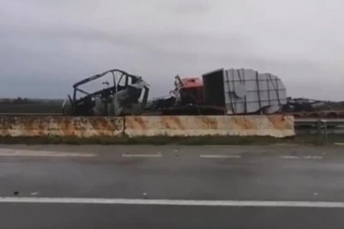 STRAVIČNA NESREĆA NA OSTRUŽNIČKOM MOSTU: Dva kamiona se sudarila pa se zapalila (FOTO)