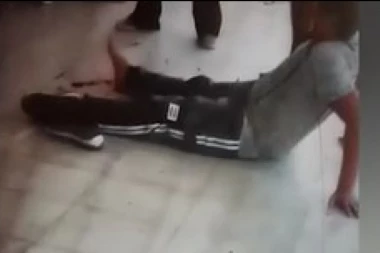 IZBO DRUGA (12) BRITVOM ZA VREME VELIKOG ODMORA: Jezivo nasilje u školi u Surčinu, šokirana deca sve gledala (UZNEMIRUJUĆI VIDEO)