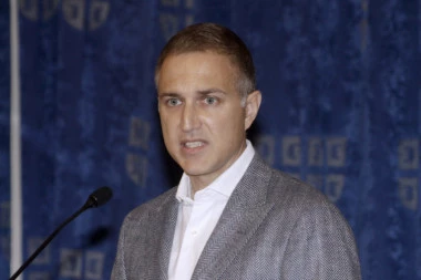 MINISTAR BRŽI OD ATLETIČARA: Evo kako Stefanović beži od pitanja novinara (FOTO/VIDEO)