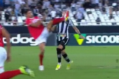 ZA DOŽIVOTNU SUSPENZIJU: Kopačkom pravo u lice protivnika - ljubitelji fudbala ZGROŽENI krvničkim startom! (VIDEO)