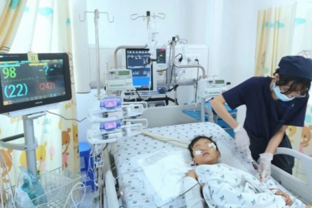 DEČAK PREŽIVEO PAD SA 12. SPRATA! Na opšte zaprepašćenje lekara DOBIO BITKU ZA ŽIVOT!