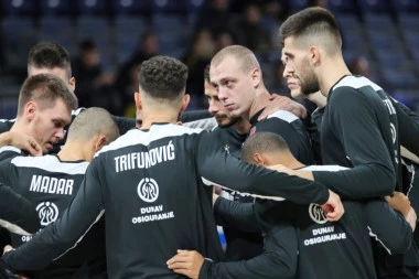 SIN ZVEZDINE LEGENDE PONOSNO NOSI CRNO-BELI DRES: Tati ne smeta što igram za Partizan!